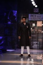 Arjun Kapoor walk for Masaba-Satya Paul for PCJ Delhi Couture Week on 2nd Aug 2013 (48).JPG